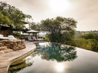 Hôtel dissimulé dans la nature