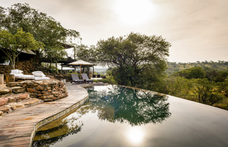 Hôtel dissimulé dans la nature