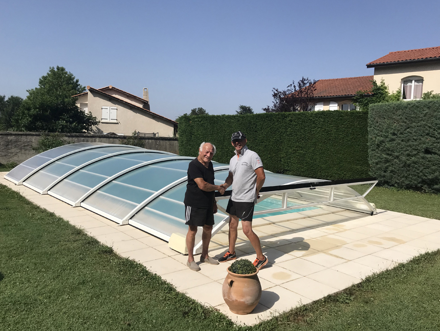 deux personnes se serrant la main devant une piscine