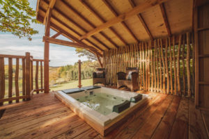 Maison et Jardin Magazine jacuzzi dans une cabane perchée dans un arbre