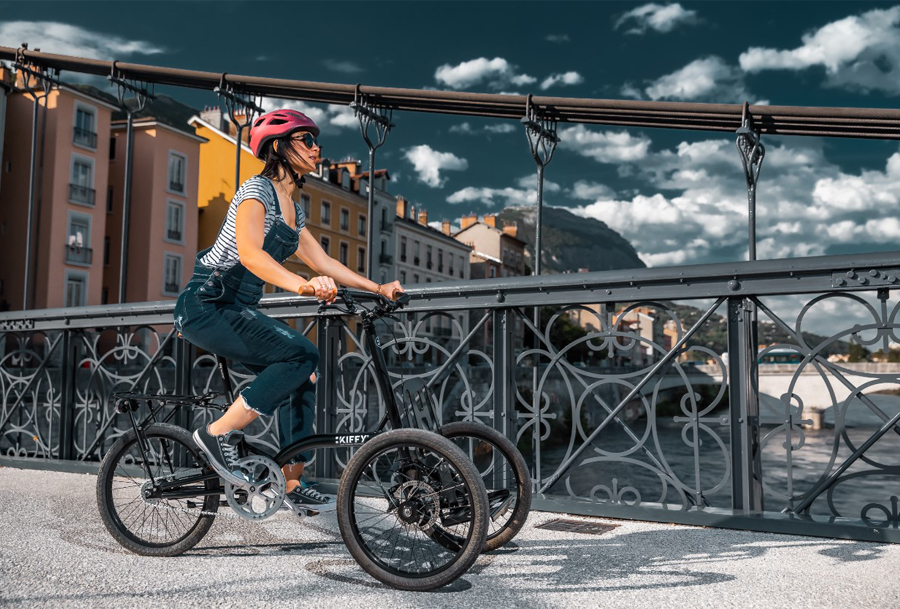 une femme en tricycle électrique en ville
