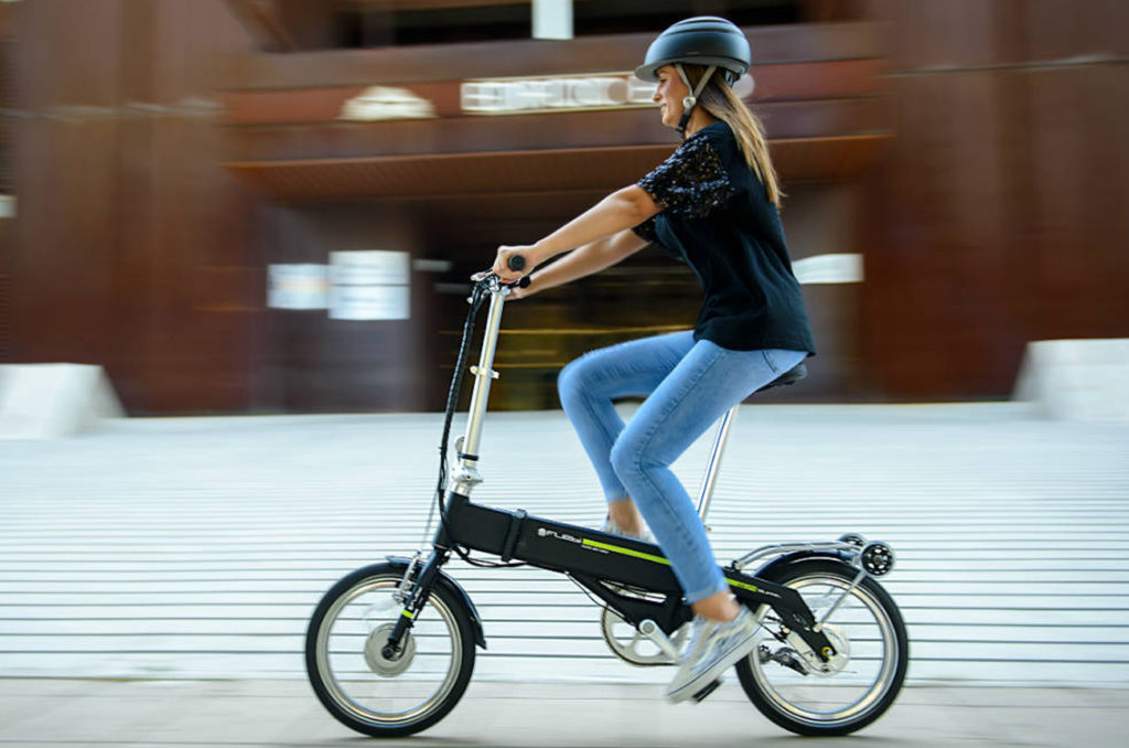 Maison et Jardin Magazine Femme roulant sur un vélo électrique