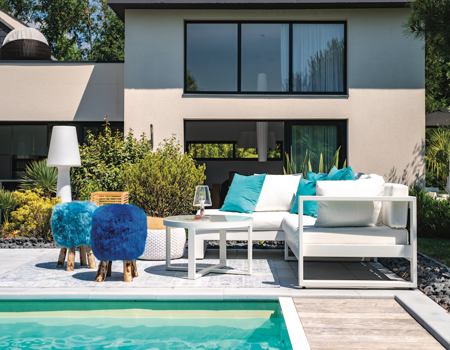 mobilier outdoor sur une terrasse autour d'une piscine