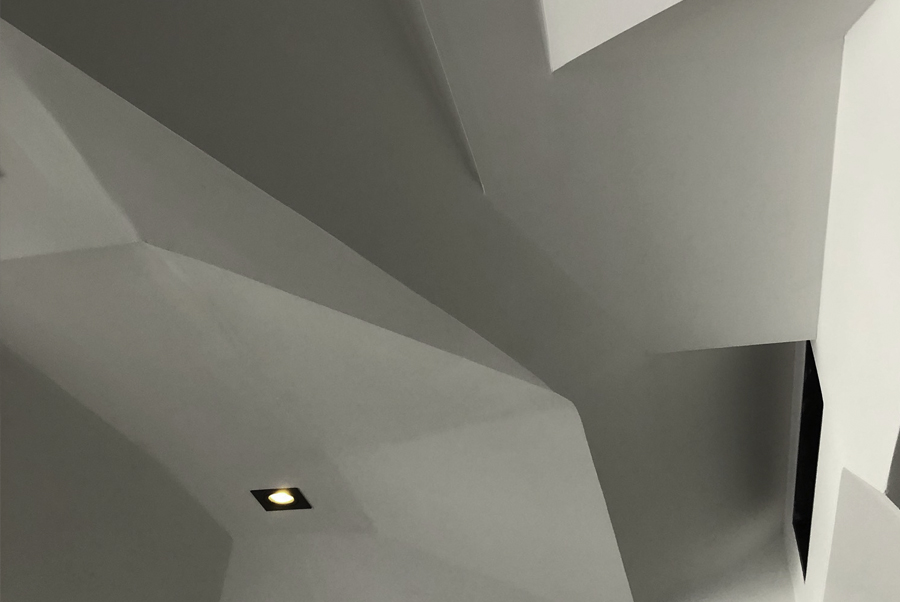 Vu d'un plafond avec arêtes droites et grandes facettes triangulaires