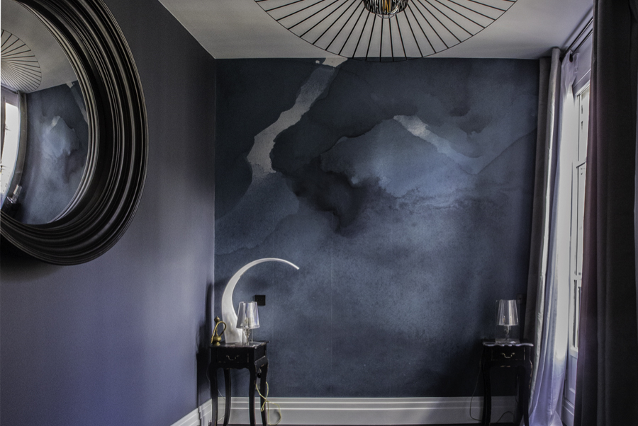 Pièce bleue avec murs effet moirés