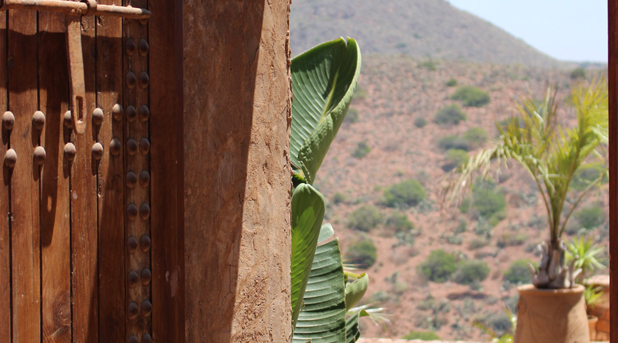Panorama sur les montagnes de l'Atlas au Maroc depuis une chambre de l'hôtel