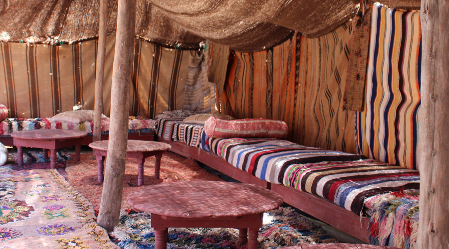 Sous une tente marocaine, en plein désert