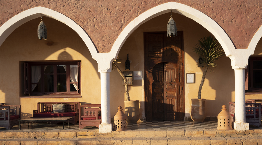 Vue de l'entrée de l'hôtel les trois chameaux au Maroc