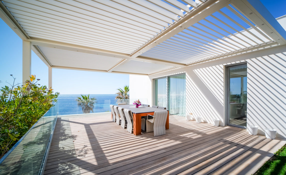 Maison & Jardin magazine à l'ombre des pergolas bioclimatiques Solembra