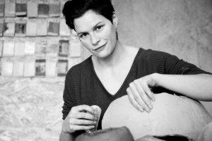Portrait de Anne Leroux Laqueur Céramiste lauréate du concours des Ateliers d'Art de France 2020
