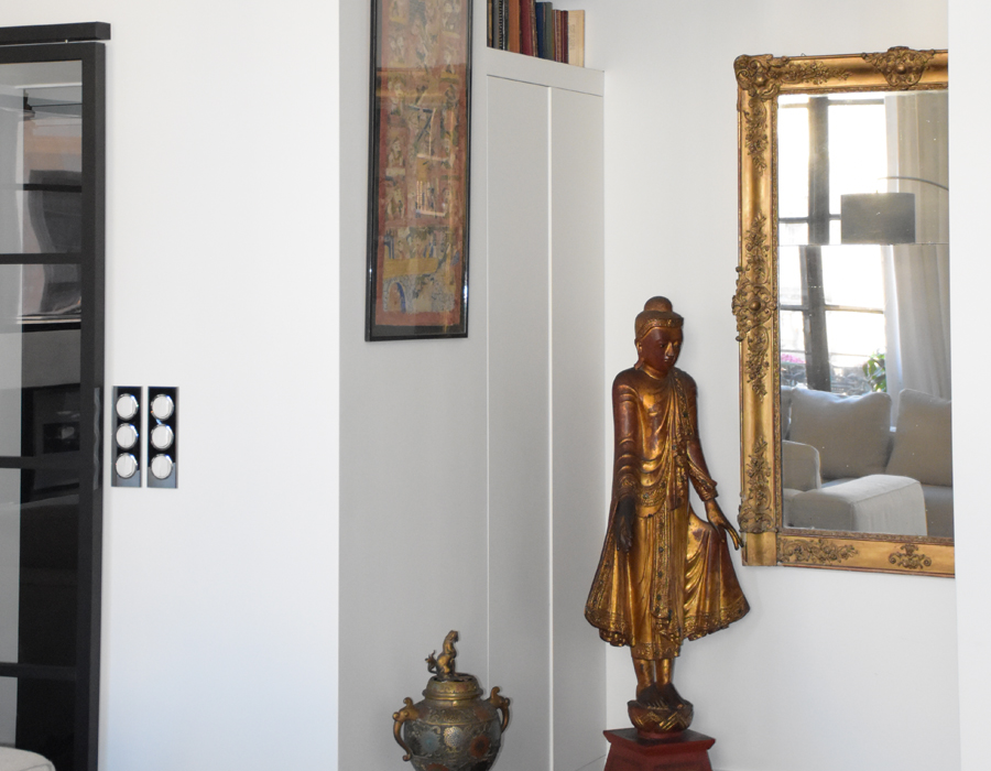 Un statuette indienne dorée dans une déco de salon par L & H déco