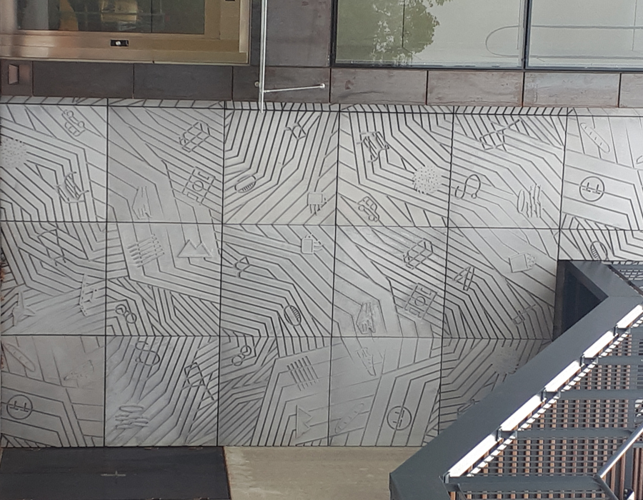 fresque confectionnée en béton sur mesure sur laquelle sont transcrit les dessins de l’artiste Sébastien Mazauric
