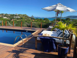 La piscine et la terrasse de la Villa Sarava offre une vue éblouissante sur la nature alentours