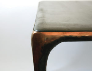 détail de la table Physio par le sculpteur dinandier Mathieu Gillet lauréat du concours des Ateliers d'Art de France 2020