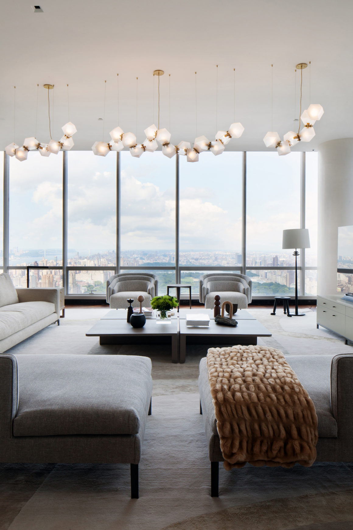 Salon avec vue sur Central Park de l'appartement à Manhattan Jasmin Lam Interior & Design