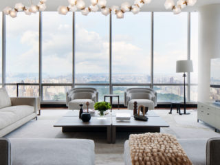 Salon avec vue sur Central Park de l'appartement à Manhattan Jasmin Lam Interior & Design
