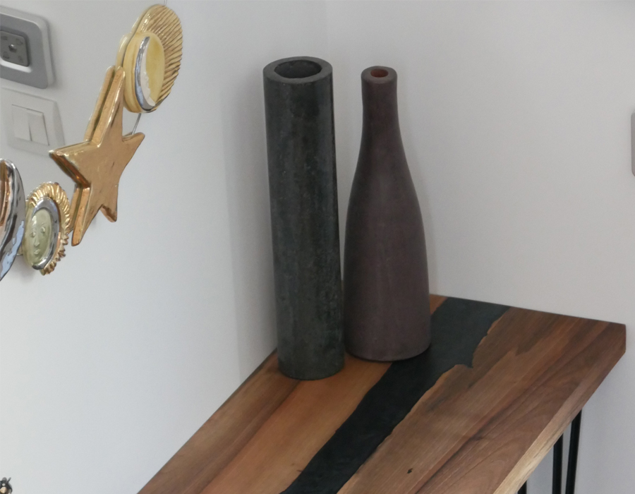 Table bois et résine de la collection de meubles sur mesure de Bakoby