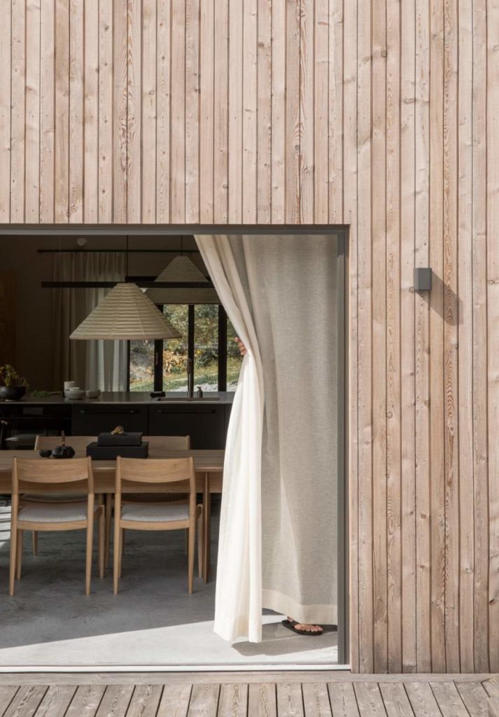 Terrasse et salle à manger de la maison en bois Archipelago House
