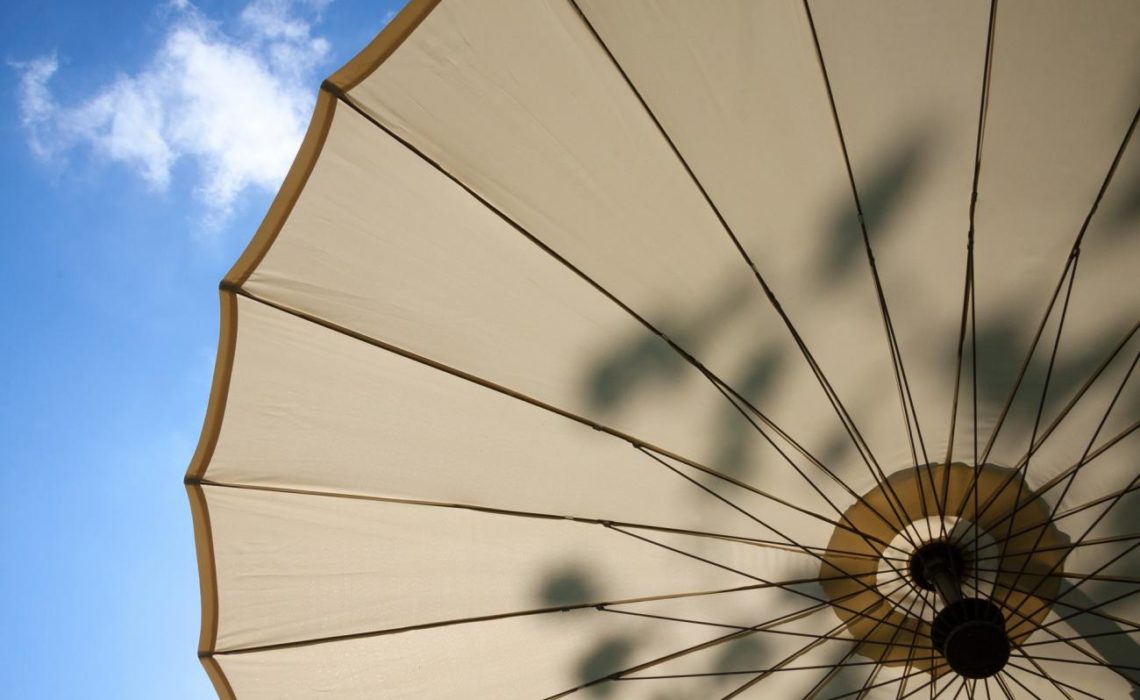 Les bonnes raisons de choisir un parasol déporté