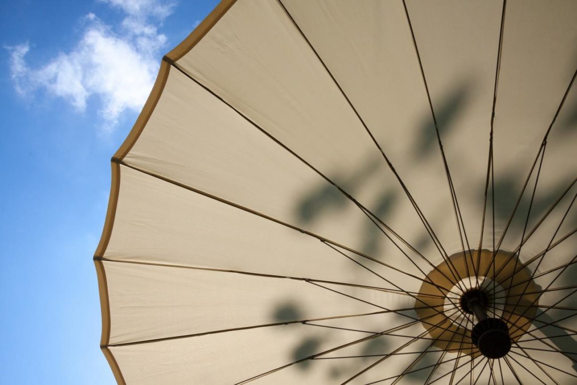 Les bonnes raisons de choisir un parasol déporté