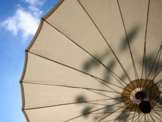 Les bonnes raisons de choisir un parasol déporté