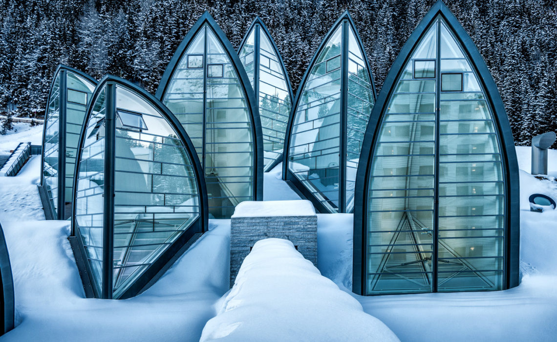 Un hôtel en Suisse perché dans la montagne et décoré par un designer