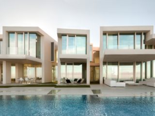 EXTÉRIEUR ASSOCIANT BÉTON ET BOIS MASSIF, LA CASA SARDINERA