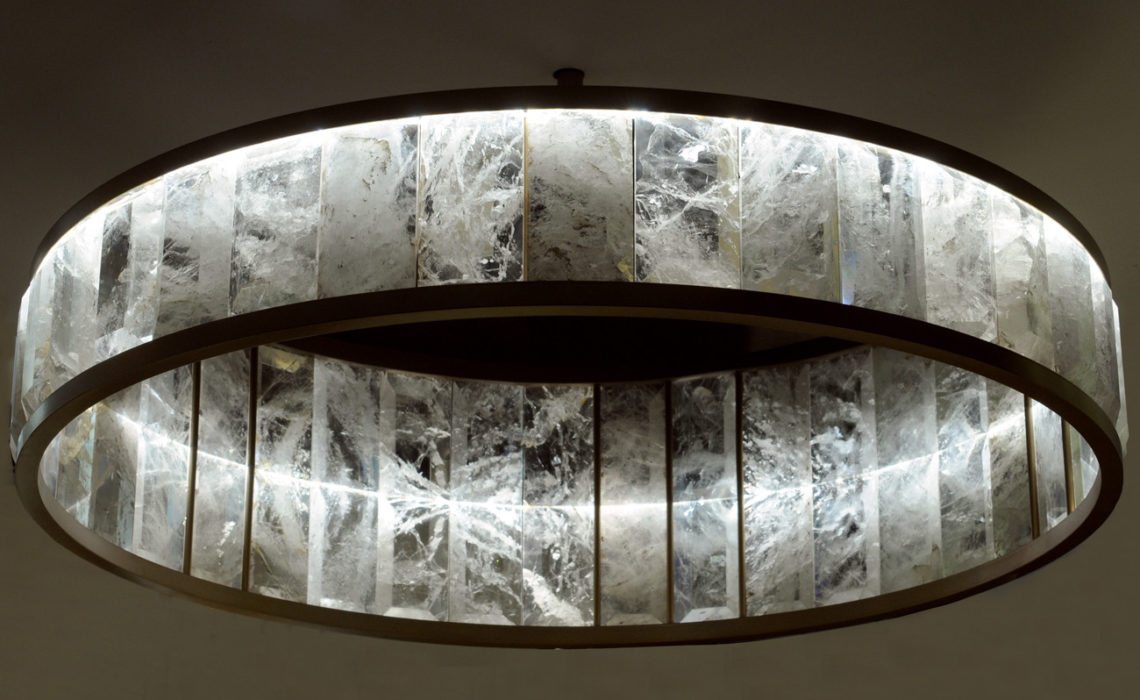 Gros plan sur un designer et son atelier qui subliment des pierres