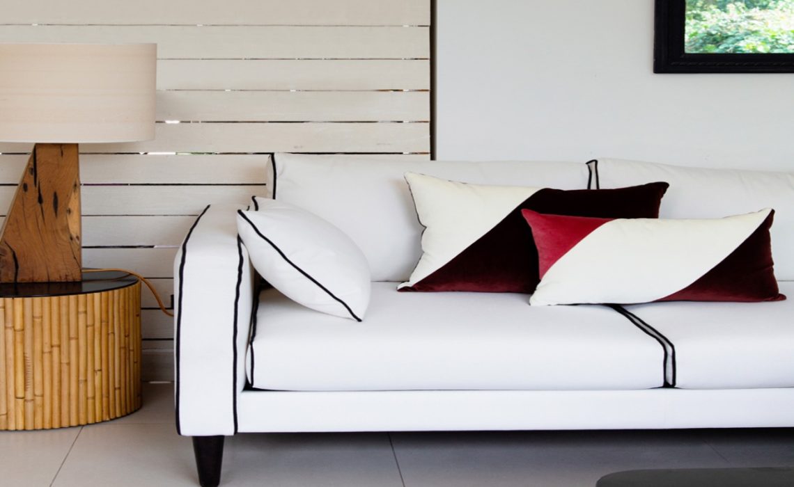 coussins sur un canape blanc