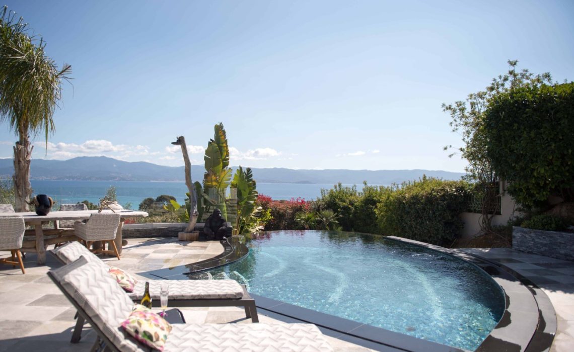 piscine vue sur mer et montagne