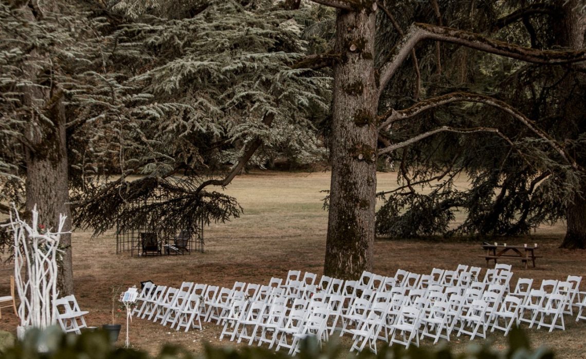 mariage campagne chic cérémonie dans la nature avec des sapins
