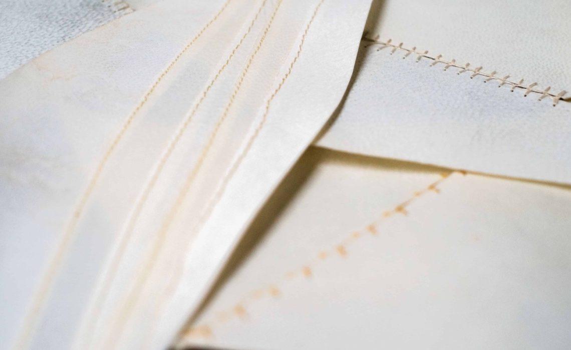 détail sur la couture de peau de chèvre