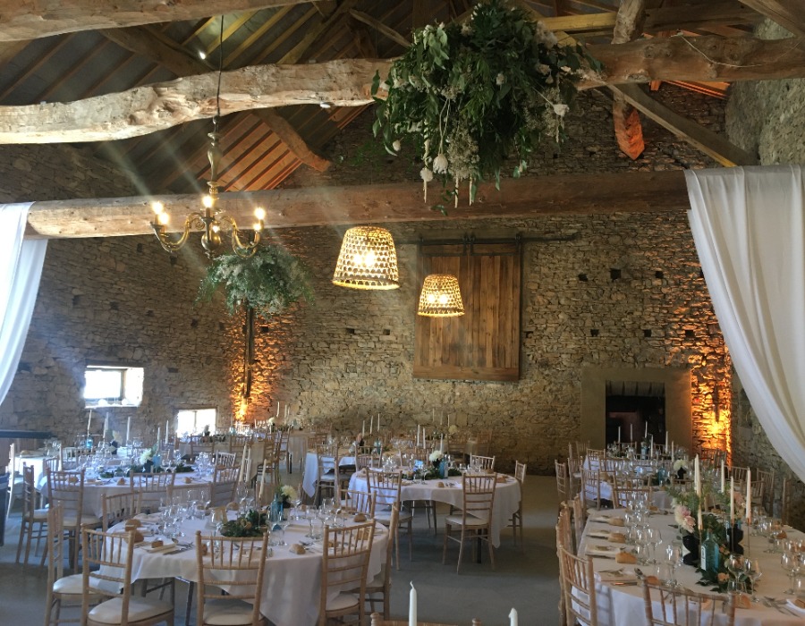salle de diner mariage campagne chic dans une salle rustique