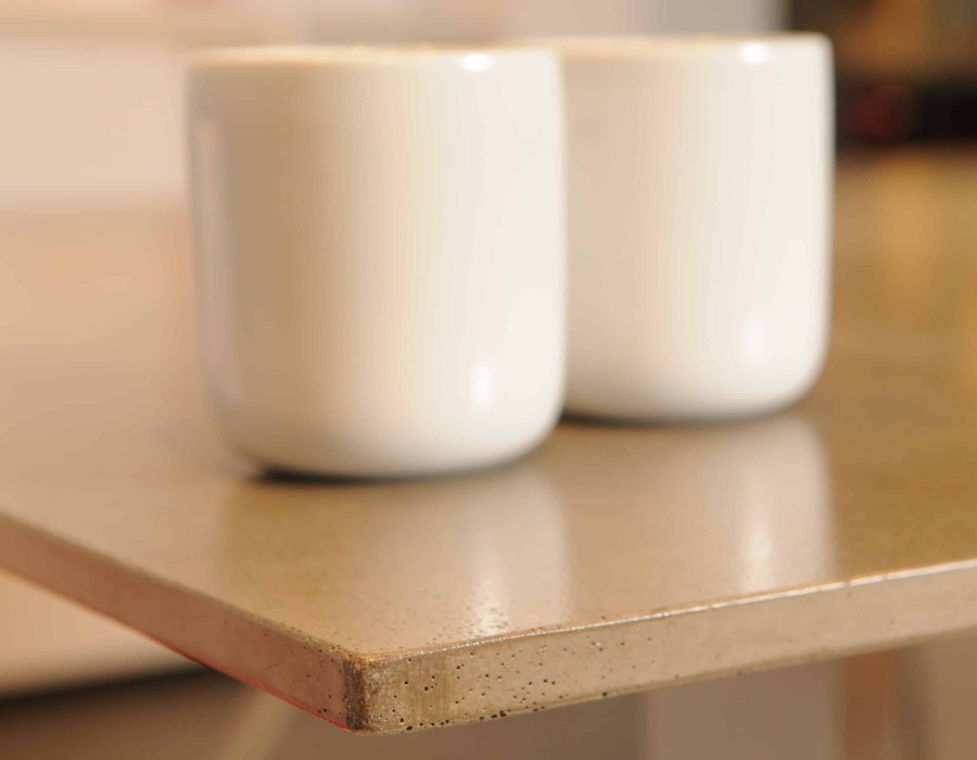 table avec deux verres blanc posés dessus