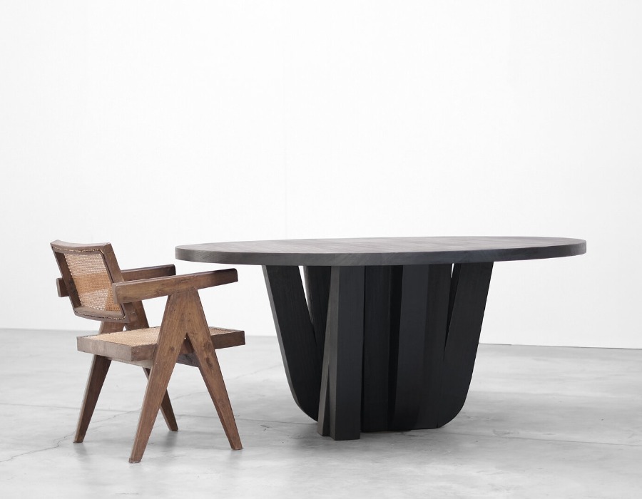 Une table ronde en bois avec une chaise en bois plus clair