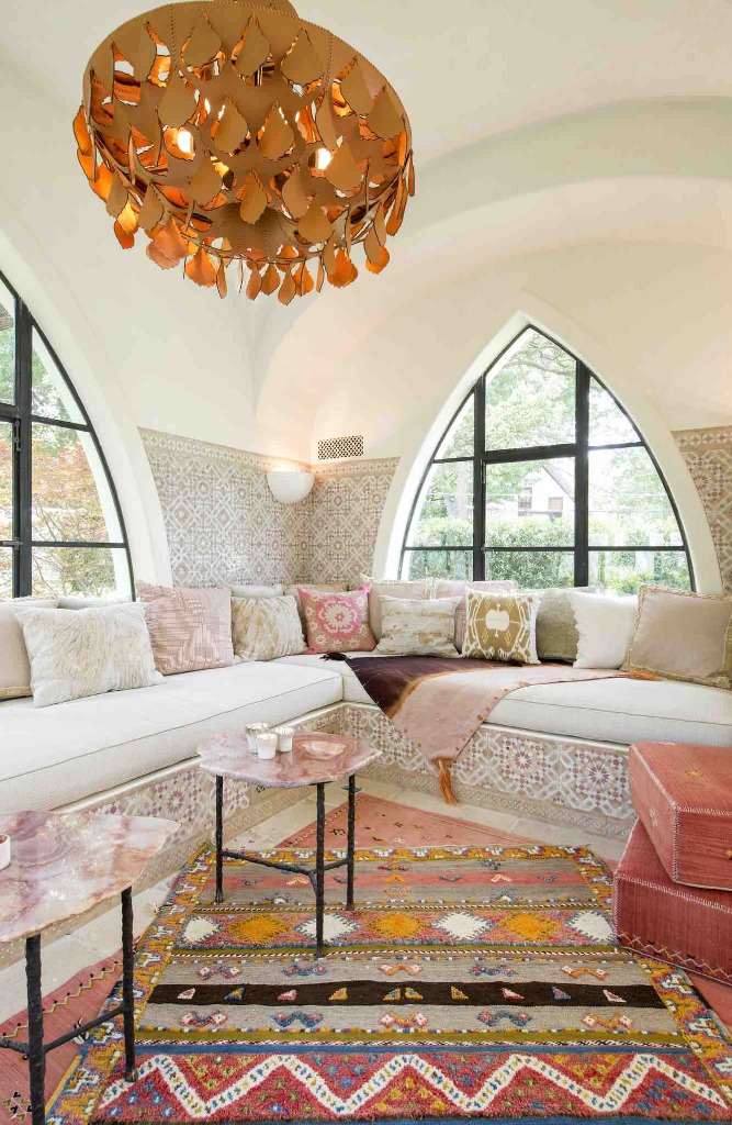 Salon marocain, tapissé dans les tons roses