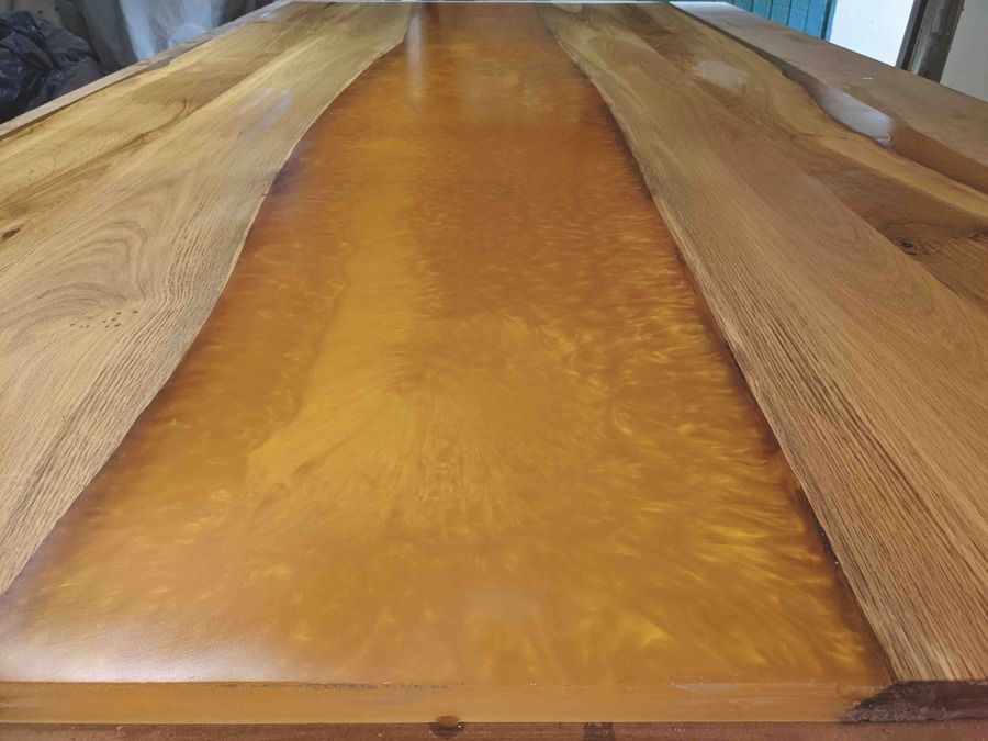 table en bois artisanale et résine jaune mélangé