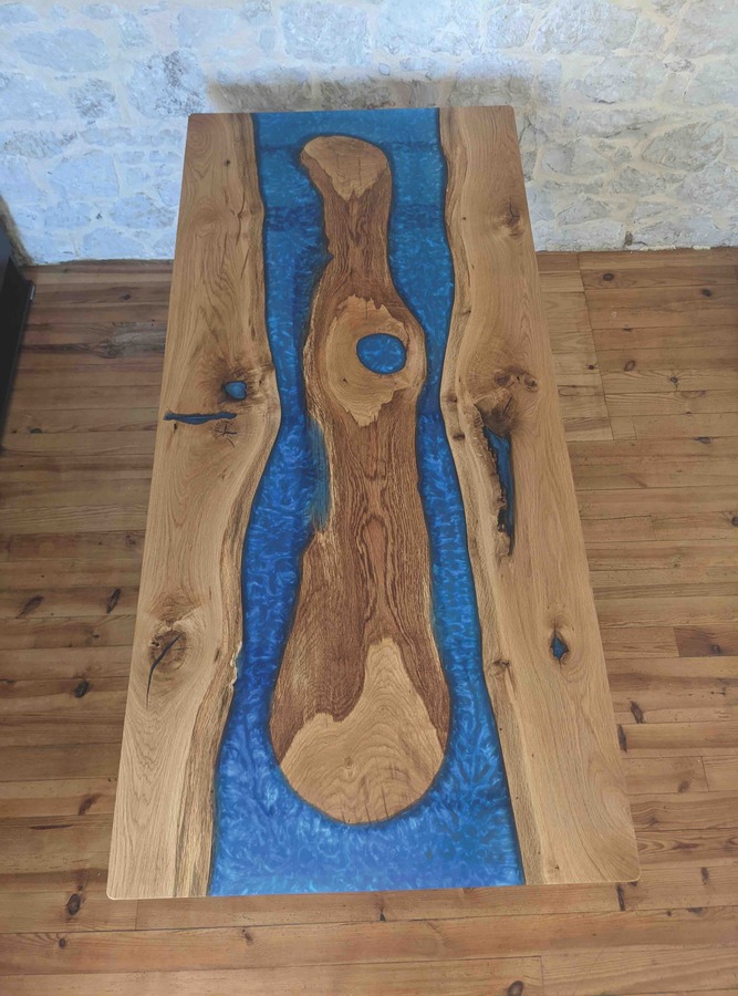 grande table en bois et résine bleu