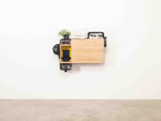 Meuble accroché au mur, modulable qui s'adapte à la pièce et devient un bureau pour le télétravail