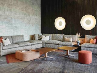 Salon entièrement décoré et aménagé, grand canapé d'angle gris chiné