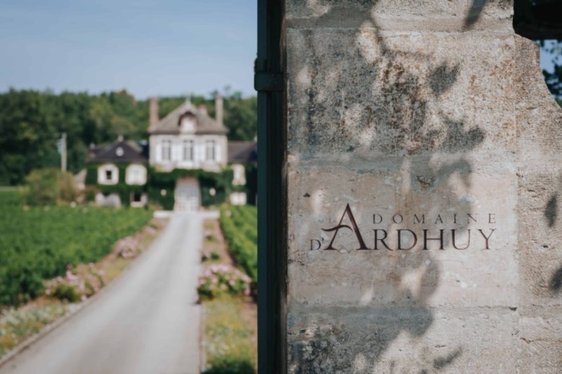 vue du domaine d'Ardhuy depuis le portail