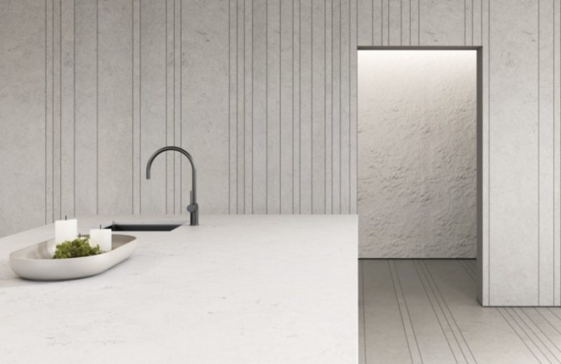 cuisine moderne avec plan de travail blanc en granit