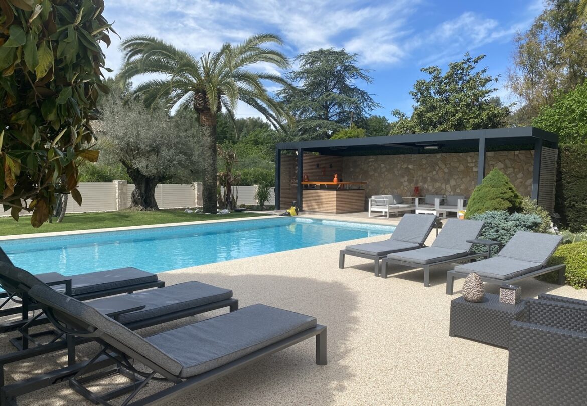 Une plage de piscine, comme en vacances ! Plage de piscine : oasis de bien-être à domicile