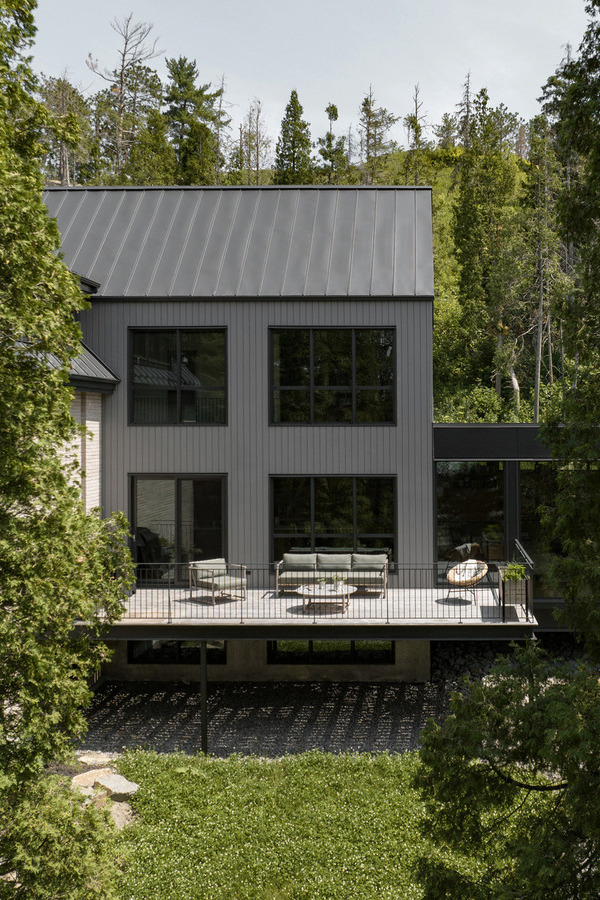 Sur Le Ruisseau : Architecture Durable au Cœur du Québec Boréal