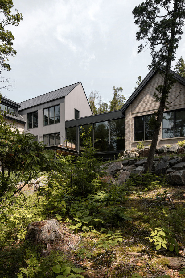 Sur Le Ruisseau : Architecture Durable au Cœur du Québec Boréal