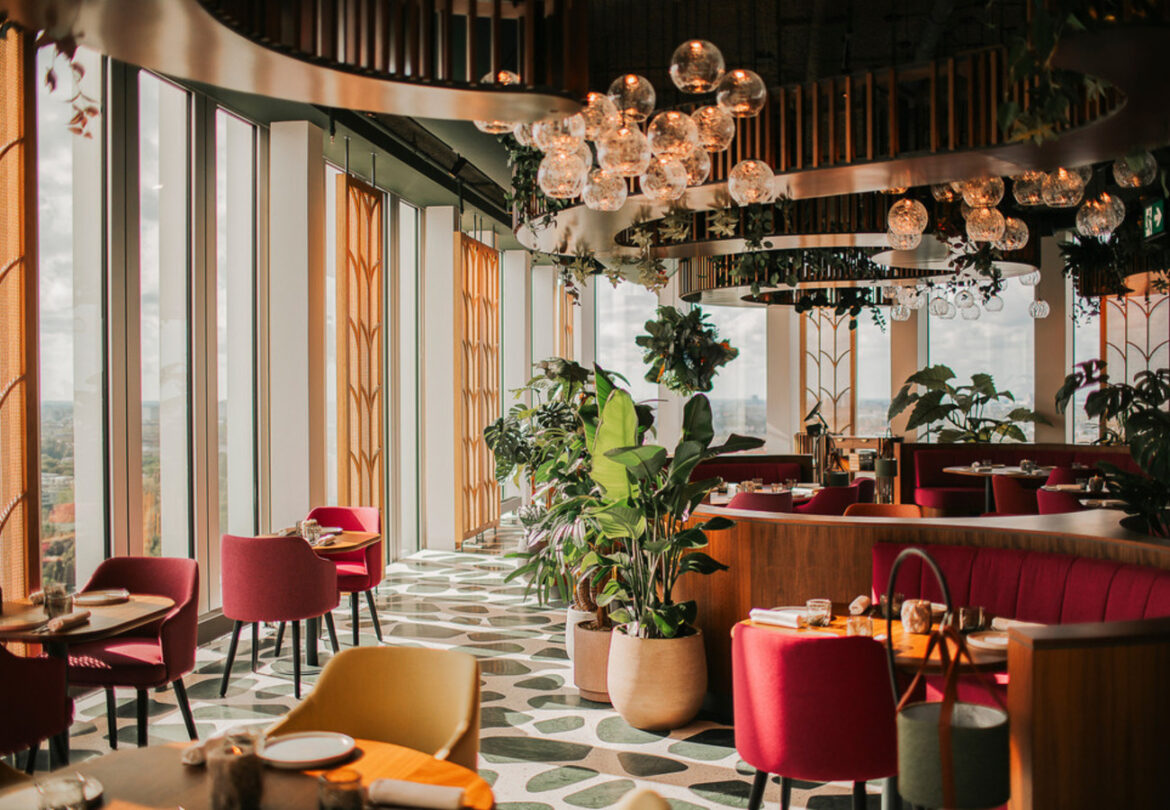 Selva Restaurant Amsterdam : Une Immersion Tropicale au Cœur de la Ville Selva Restaurant Amsterdam : Design et Vue Panoramique