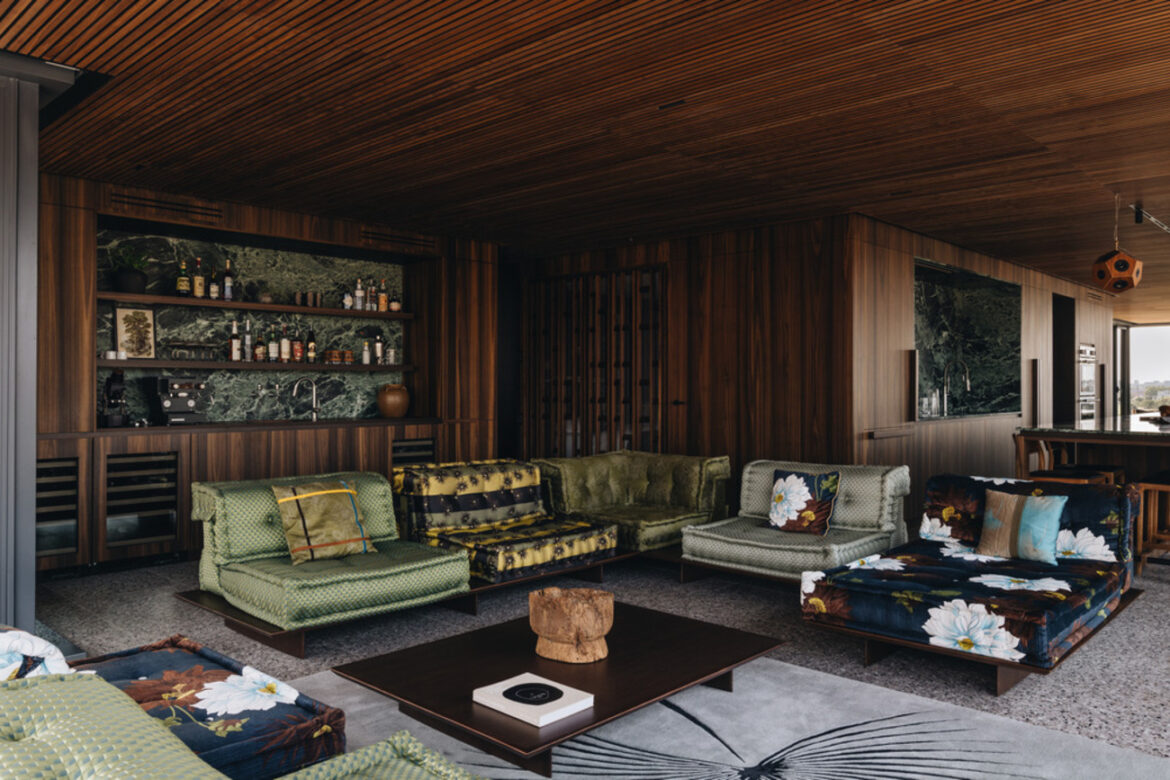 Chalet urbain mid-century : l’élégance au cœur de Montréal Un chalet urbain mid-century modern au cœur de Montréal