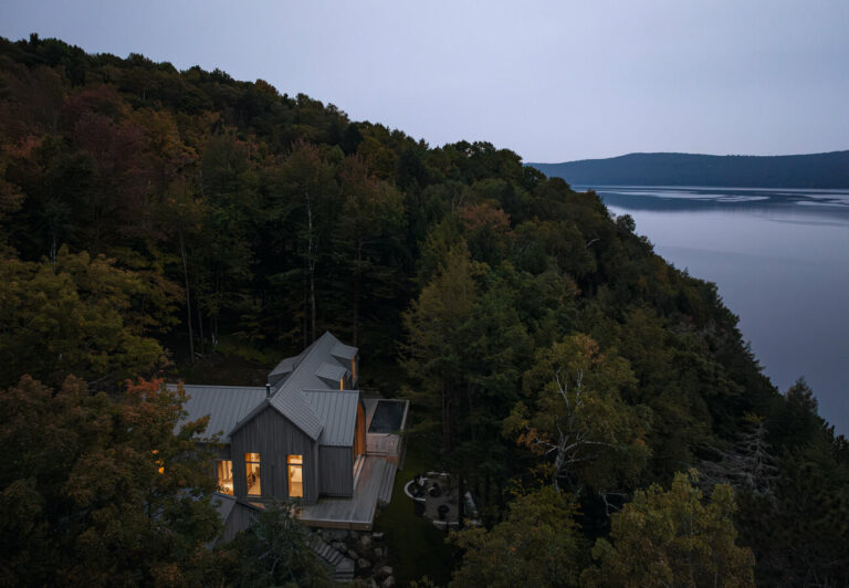 De la descente - Une maison au bord du lac au Canada