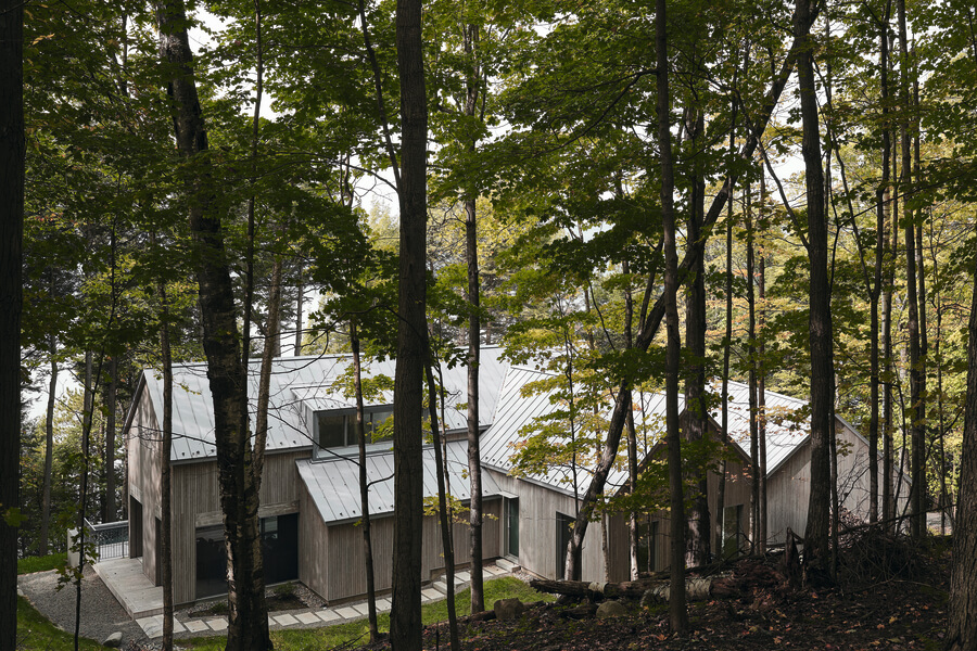 De la descente - Une maison au bord du lac au Canada