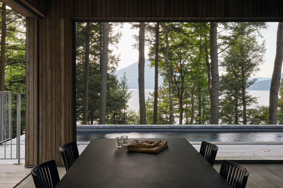 De la descente - Une maison au bord du lac au Canada